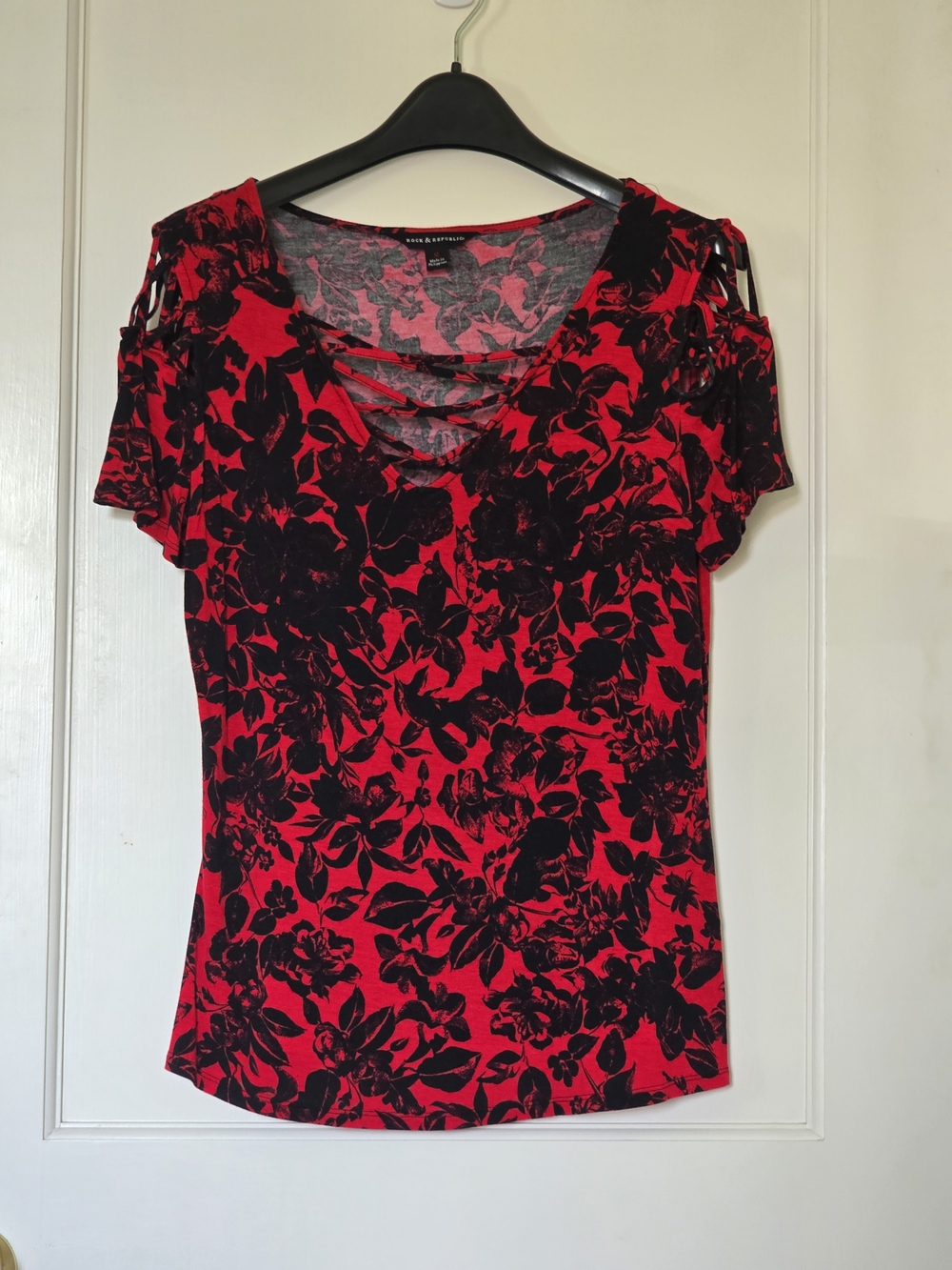Rock & Republic Red and Black Floral Short Sleeve Cutout Tee MED
